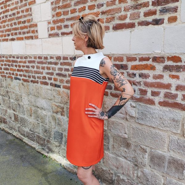 Robe Serena vintage chic Nouveautés Mademoiselle Hélène Robe Serena vintage chic. Marque Hippocampe Robe Serena Fabrication Française Robe sans manches Coupe fluide légèrement trapèze Détails rayures esprit marinière Fermeture zippée au dos Coloris vitaminés et modernes Style rétro chic inspiré des années 60 Disponible en orange ou vert Disponible du 36 au 44 Taille normalement Disponible en boutique et en ligne Livraison gratuite en France et en Belgique Retrait possible en boutique Les Curiosités Composition : 95% polyester, 5% elastane