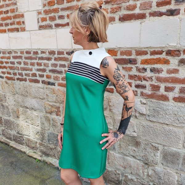 Robe Serena vintage chic Nouveautés Mademoiselle Hélène Robe Serena vintage chic. Marque Hippocampe Robe Serena Fabrication Française Robe sans manches Coupe fluide légèrement trapèze Détails rayures esprit marinière Fermeture zippée au dos Coloris vitaminés et modernes Style rétro chic inspiré des années 60 Disponible en orange ou vert Disponible du 36 au 44 Taille normalement Disponible en boutique et en ligne Livraison gratuite en France et en Belgique Retrait possible en boutique Les Curiosités Composition : 95% polyester, 5% elastane