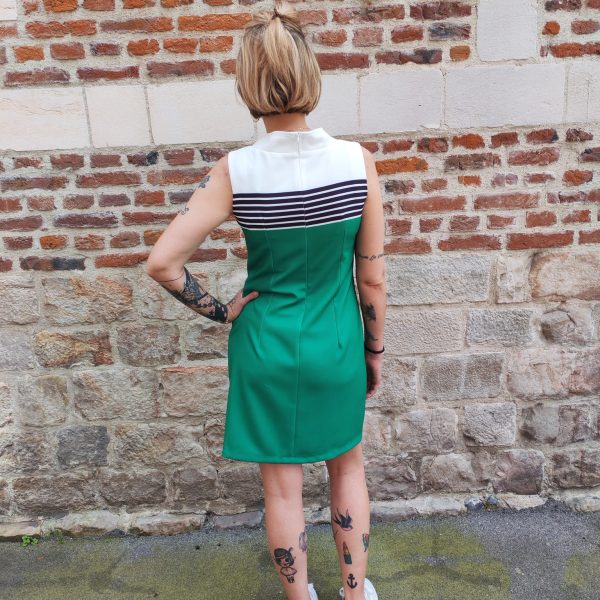 Robe Serena vintage chic Nouveautés Mademoiselle Hélène Robe Serena vintage chic. Marque Hippocampe Robe Serena Fabrication Française Robe sans manches Coupe fluide légèrement trapèze Détails rayures esprit marinière Fermeture zippée au dos Coloris vitaminés et modernes Style rétro chic inspiré des années 60 Disponible en orange ou vert Disponible du 36 au 44 Taille normalement Disponible en boutique et en ligne Livraison gratuite en France et en Belgique Retrait possible en boutique Les Curiosités Composition : 95% polyester, 5% elastane