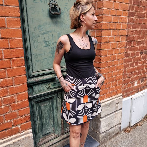 Jupe Hippocampe fabrication française Nouveautés Mademoiselle Hélène Jupe Hippocampe fabrication française. Jupe Hippocampe Fabrication française Motif artistique et coloré Coupe courte féminine Petite fermeture zip à l'arrière Matière confortable Style arty chic rétro Facile à associer Finitions soignées Taille normalement Disponible en boutique et en ligne Livraison gratuite en France et en Belgique Retrait possible en boutique Les Curiosités à Arras Composition : 95% polyester, 5% elastan