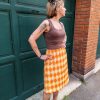 Jupe midi imprimée vintage Nouveautés Mademoiselle Hélène Jupe midi imprimée vintage. Marque Hippocampe Fabrication française Jupe longueur midi Coupe fluide et confortable Taille élastiquée Imprimé géométrique losanges Coloris orange, jaune et crème Style rétro, vintage et bohème Matière douce et agréable à porter Disponible du 36 au 44 Taille normalement Disponible en boutique Les Curiosités et sur la boutique en ligne Mademoiselle Hélène Livraison gratuite en France et en Belgique Retrait possible en boutique Les Curiosités à Arras Composition : 95% polyester, 5% elastane