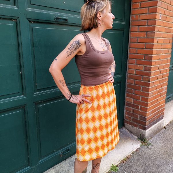 Jupe midi imprimée vintage Nouveautés Mademoiselle Hélène Jupe midi imprimée vintage. Marque Hippocampe Fabrication française Jupe longueur midi Coupe fluide et confortable Taille élastiquée Imprimé géométrique losanges Coloris orange, jaune et crème Style rétro, vintage et bohème Matière douce et agréable à porter Disponible du 36 au 44 Taille normalement Disponible en boutique Les Curiosités et sur la boutique en ligne Mademoiselle Hélène Livraison gratuite en France et en Belgique Retrait possible en boutique Les Curiosités à Arras Composition : 95% polyester, 5% elastane