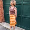 Jupe midi imprimée vintage Nouveautés Mademoiselle Hélène Jupe midi imprimée vintage. Marque Hippocampe Fabrication française Jupe longueur midi Coupe fluide et confortable Taille élastiquée Imprimé géométrique losanges Coloris orange, jaune et crème Style rétro, vintage et bohème Matière douce et agréable à porter Disponible du 36 au 44 Taille normalement Disponible en boutique Les Curiosités et sur la boutique en ligne Mademoiselle Hélène Livraison gratuite en France et en Belgique Retrait possible en boutique Les Curiosités à Arras Composition : 95% polyester, 5% elastane