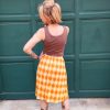 Jupe midi imprimée vintage Nouveautés Mademoiselle Hélène Jupe midi imprimée vintage. Marque Hippocampe Fabrication française Jupe longueur midi Coupe fluide et confortable Taille élastiquée Imprimé géométrique losanges Coloris orange, jaune et crème Style rétro, vintage et bohème Matière douce et agréable à porter Disponible du 36 au 44 Taille normalement Disponible en boutique Les Curiosités et sur la boutique en ligne Mademoiselle Hélène Livraison gratuite en France et en Belgique Retrait possible en boutique Les Curiosités à Arras Composition : 95% polyester, 5% elastane