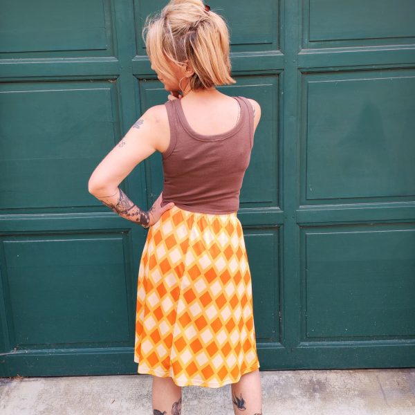 Jupe midi imprimée vintage Nouveautés Mademoiselle Hélène Jupe midi imprimée vintage. Marque Hippocampe Fabrication française Jupe longueur midi Coupe fluide et confortable Taille élastiquée Imprimé géométrique losanges Coloris orange, jaune et crème Style rétro, vintage et bohème Matière douce et agréable à porter Disponible du 36 au 44 Taille normalement Disponible en boutique Les Curiosités et sur la boutique en ligne Mademoiselle Hélène Livraison gratuite en France et en Belgique Retrait possible en boutique Les Curiosités à Arras Composition : 95% polyester, 5% elastane