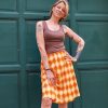Jupe midi imprimée vintage Nouveautés Mademoiselle Hélène Jupe midi imprimée vintage. Marque Hippocampe Fabrication française Jupe longueur midi Coupe fluide et confortable Taille élastiquée Imprimé géométrique losanges Coloris orange, jaune et crème Style rétro, vintage et bohème Matière douce et agréable à porter Disponible du 36 au 44 Taille normalement Disponible en boutique Les Curiosités et sur la boutique en ligne Mademoiselle Hélène Livraison gratuite en France et en Belgique Retrait possible en boutique Les Curiosités à Arras Composition : 95% polyester, 5% elastane