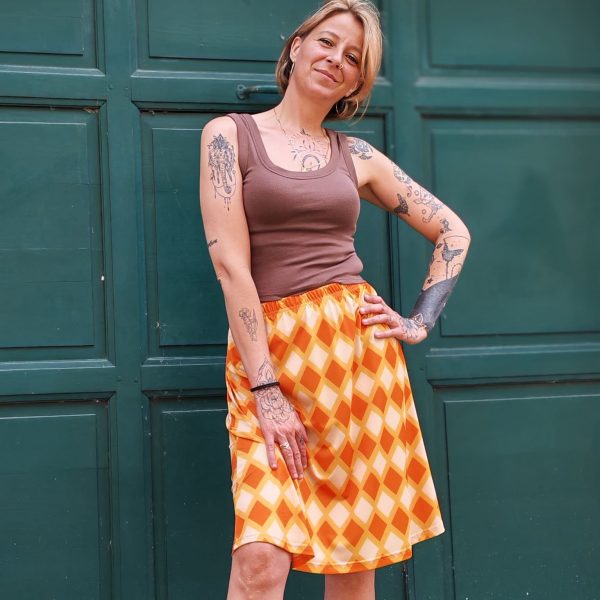 Jupe midi imprimée vintage Nouveautés Mademoiselle Hélène Jupe midi imprimée vintage. Marque Hippocampe Fabrication française Jupe longueur midi Coupe fluide et confortable Taille élastiquée Imprimé géométrique losanges Coloris orange, jaune et crème Style rétro, vintage et bohème Matière douce et agréable à porter Disponible du 36 au 44 Taille normalement Disponible en boutique Les Curiosités et sur la boutique en ligne Mademoiselle Hélène Livraison gratuite en France et en Belgique Retrait possible en boutique Les Curiosités à Arras Composition : 95% polyester, 5% elastane
