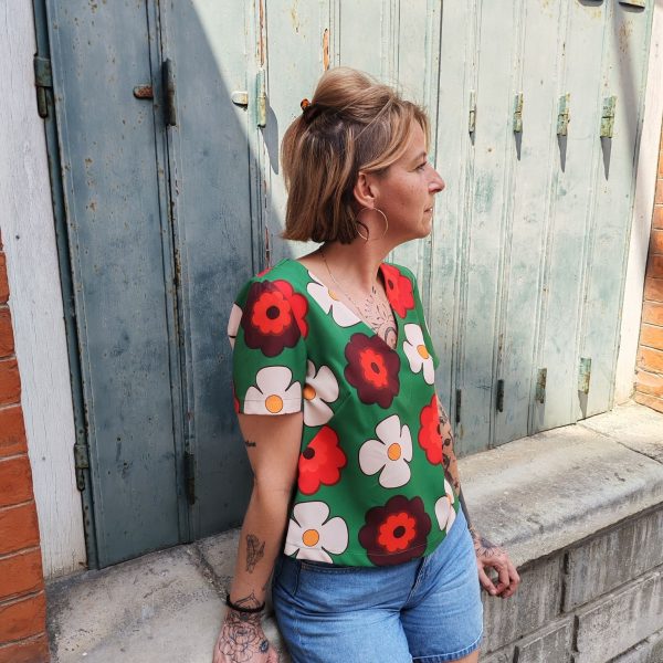 Top fluide hippie rétro. Marque Hippocampe Fabrication française Col V Top imprimé floral rétro Coupe fluide et confortable Manches courtes Ouverture zip sur le côté Motifs fleuris esprit seventies Disponible en 3 coloris/imprimés Taille normalement Disponible en boutique et en ligne Livraison gratuite en France et en Belgique Retrait possible en boutique Les Curiosités Composition : 95% polyester, 5% elastane