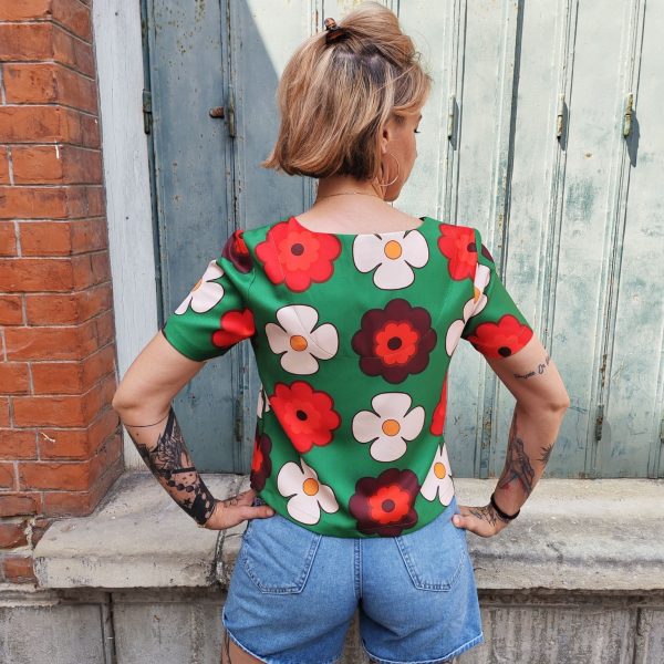Top fluide hippie rétro. Marque Hippocampe Fabrication française Col V Top imprimé floral rétro Coupe fluide et confortable Manches courtes Ouverture zip sur le côté Motifs fleuris esprit seventies Disponible en 3 coloris/imprimés Taille normalement Disponible en boutique et en ligne Livraison gratuite en France et en Belgique Retrait possible en boutique Les Curiosités Composition : 95% polyester, 5% elastane