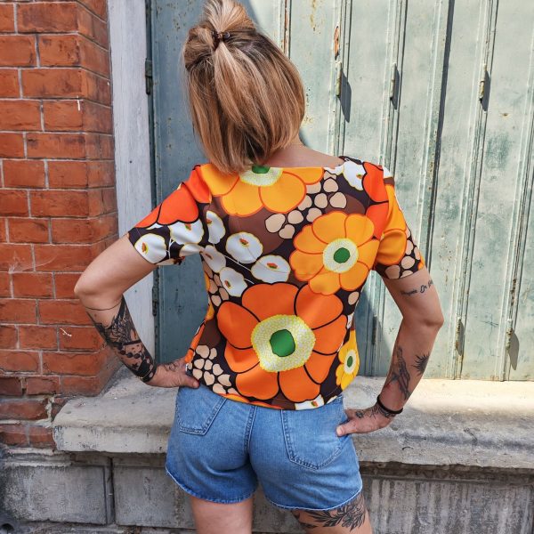 Top fluide hippie rétro. Marque Hippocampe Fabrication française Col V Top imprimé floral rétro Coupe fluide et confortable Manches courtes Ouverture zip sur le côté Motifs fleuris esprit seventies Disponible en 3 coloris/imprimés Taille normalement Disponible en boutique et en ligne Livraison gratuite en France et en Belgique Retrait possible en boutique Les Curiosités Composition : 95% polyester, 5% elastane