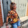 Top fluide hippie rétro. Marque Hippocampe Fabrication française Col V Top imprimé floral rétro Coupe fluide et confortable Manches courtes Ouverture zip sur le côté Motifs fleuris esprit seventies Disponible en 3 coloris/imprimés Taille normalement Disponible en boutique et en ligne Livraison gratuite en France et en Belgique Retrait possible en boutique Les Curiosités Composition : 95% polyester, 5% elastane