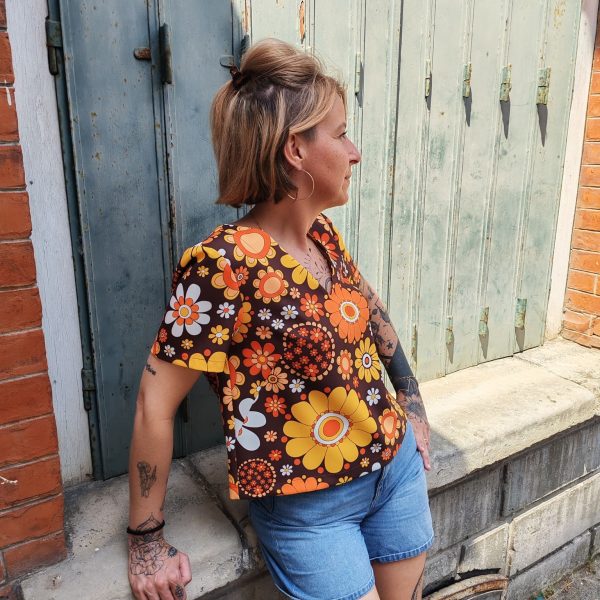 Top fluide hippie rétro. Marque Hippocampe Fabrication française Col V Top imprimé floral rétro Coupe fluide et confortable Manches courtes Ouverture zip sur le côté Motifs fleuris esprit seventies Disponible en 3 coloris/imprimés Taille normalement Disponible en boutique et en ligne Livraison gratuite en France et en Belgique Retrait possible en boutique Les Curiosités Composition : 95% polyester, 5% elastane