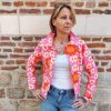 Veste fleurie rétro Hippocampe Blousons / Manteaux / Vestes Mademoiselle Hélène Veste fleurie rétro Hippocampe. Marque Hippocampe Fabrication française Imprimé floral multicolore Fermeture par boutons pressions Col chemise Poches sur le devant Coupe confortable et facile à porter Style rétro, vintage et bohème Disponible en 2 coloris Disponible du 36 au 44 Taille normalement Disponible en boutique Les Curiosités et sur la boutique en ligne Mademoiselle Hélène Livraison gratuite en France et en Belgique Retrait possible en boutique Les Curiosités à Arras Composition : 100% polyuréthane, doublure 100% polyester