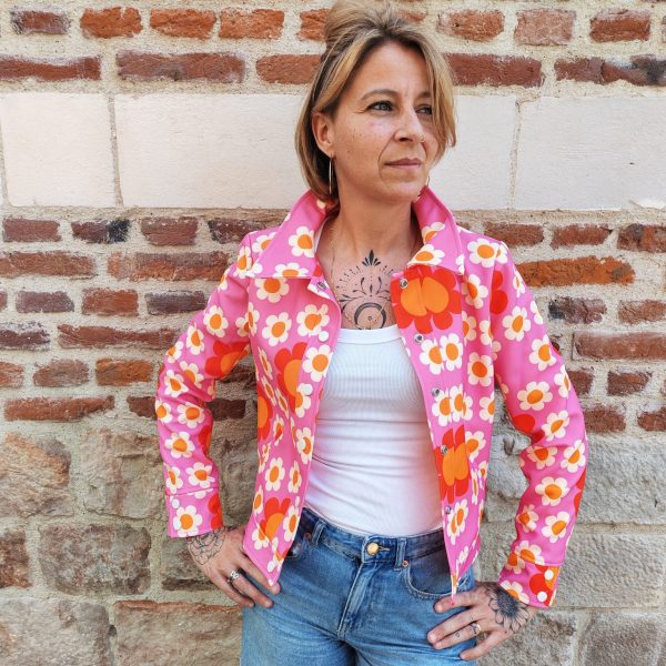 Veste fleurie rétro Hippocampe Blousons / Manteaux / Vestes Mademoiselle Hélène Veste fleurie rétro Hippocampe. Marque Hippocampe Fabrication française Imprimé floral multicolore Fermeture par boutons pressions Col chemise Poches sur le devant Coupe confortable et facile à porter Style rétro, vintage et bohème Disponible en 2 coloris Disponible du 36 au 44 Taille normalement Disponible en boutique Les Curiosités et sur la boutique en ligne Mademoiselle Hélène Livraison gratuite en France et en Belgique Retrait possible en boutique Les Curiosités à Arras Composition : 100% polyuréthane, doublure 100% polyester