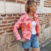 Veste fleurie rétro Hippocampe Blousons / Manteaux / Vestes Mademoiselle Hélène Veste fleurie rétro Hippocampe. Marque Hippocampe Fabrication française Imprimé floral multicolore Fermeture par boutons pressions Col chemise Poches sur le devant Coupe confortable et facile à porter Style rétro, vintage et bohème Disponible en 2 coloris Disponible du 36 au 44 Taille normalement Disponible en boutique Les Curiosités et sur la boutique en ligne Mademoiselle Hélène Livraison gratuite en France et en Belgique Retrait possible en boutique Les Curiosités à Arras Composition : 100% polyuréthane, doublure 100% polyester