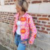 Veste fleurie rétro Hippocampe Blousons / Manteaux / Vestes Mademoiselle Hélène Veste fleurie rétro Hippocampe. Marque Hippocampe Fabrication française Imprimé floral multicolore Fermeture par boutons pressions Col chemise Poches sur le devant Coupe confortable et facile à porter Style rétro, vintage et bohème Disponible en 2 coloris Disponible du 36 au 44 Taille normalement Disponible en boutique Les Curiosités et sur la boutique en ligne Mademoiselle Hélène Livraison gratuite en France et en Belgique Retrait possible en boutique Les Curiosités à Arras Composition : 100% polyuréthane, doublure 100% polyester