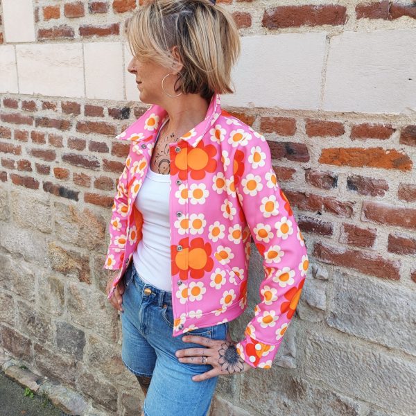 Veste fleurie rétro Hippocampe Blousons / Manteaux / Vestes Mademoiselle Hélène Veste fleurie rétro Hippocampe. Marque Hippocampe Fabrication française Imprimé floral multicolore Fermeture par boutons pressions Col chemise Poches sur le devant Coupe confortable et facile à porter Style rétro, vintage et bohème Disponible en 2 coloris Disponible du 36 au 44 Taille normalement Disponible en boutique Les Curiosités et sur la boutique en ligne Mademoiselle Hélène Livraison gratuite en France et en Belgique Retrait possible en boutique Les Curiosités à Arras Composition : 100% polyuréthane, doublure 100% polyester
