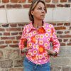 Veste fleurie rétro Hippocampe Blousons / Manteaux / Vestes Mademoiselle Hélène Veste fleurie rétro Hippocampe. Marque Hippocampe Fabrication française Imprimé floral multicolore Fermeture par boutons pressions Col chemise Poches sur le devant Coupe confortable et facile à porter Style rétro, vintage et bohème Disponible en 2 coloris Disponible du 36 au 44 Taille normalement Disponible en boutique Les Curiosités et sur la boutique en ligne Mademoiselle Hélène Livraison gratuite en France et en Belgique Retrait possible en boutique Les Curiosités à Arras Composition : 100% polyuréthane, doublure 100% polyester