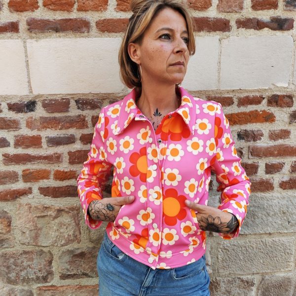 Veste fleurie rétro Hippocampe Blousons / Manteaux / Vestes Mademoiselle Hélène Veste fleurie rétro Hippocampe. Marque Hippocampe Fabrication française Imprimé floral multicolore Fermeture par boutons pressions Col chemise Poches sur le devant Coupe confortable et facile à porter Style rétro, vintage et bohème Disponible en 2 coloris Disponible du 36 au 44 Taille normalement Disponible en boutique Les Curiosités et sur la boutique en ligne Mademoiselle Hélène Livraison gratuite en France et en Belgique Retrait possible en boutique Les Curiosités à Arras Composition : 100% polyuréthane, doublure 100% polyester