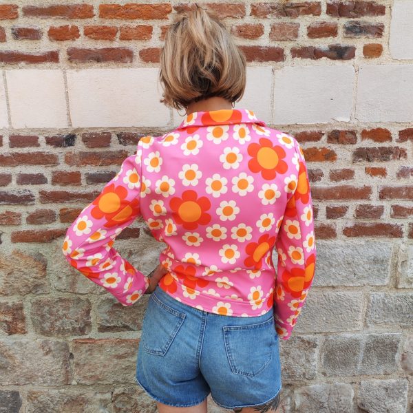 Veste fleurie rétro Hippocampe Blousons / Manteaux / Vestes Mademoiselle Hélène Veste fleurie rétro Hippocampe. Marque Hippocampe Fabrication française Imprimé floral multicolore Fermeture par boutons pressions Col chemise Poches sur le devant Coupe confortable et facile à porter Style rétro, vintage et bohème Disponible en 2 coloris Disponible du 36 au 44 Taille normalement Disponible en boutique Les Curiosités et sur la boutique en ligne Mademoiselle Hélène Livraison gratuite en France et en Belgique Retrait possible en boutique Les Curiosités à Arras Composition : 100% polyuréthane, doublure 100% polyester