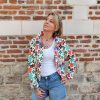 Veste fleurie rétro Hippocampe Blousons / Manteaux / Vestes Mademoiselle Hélène Veste fleurie rétro Hippocampe. Marque Hippocampe Fabrication française Imprimé floral multicolore Fermeture par boutons pressions Col chemise Poches sur le devant Coupe confortable et facile à porter Style rétro, vintage et bohème Disponible en 2 coloris Disponible du 36 au 44 Taille normalement Disponible en boutique Les Curiosités et sur la boutique en ligne Mademoiselle Hélène Livraison gratuite en France et en Belgique Retrait possible en boutique Les Curiosités à Arras Composition : 100% polyuréthane, doublure 100% polyester