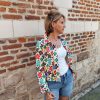 Veste fleurie rétro Hippocampe Blousons / Manteaux / Vestes Mademoiselle Hélène Veste fleurie rétro Hippocampe. Marque Hippocampe Fabrication française Imprimé floral multicolore Fermeture par boutons pressions Col chemise Poches sur le devant Coupe confortable et facile à porter Style rétro, vintage et bohème Disponible en 2 coloris Disponible du 36 au 44 Taille normalement Disponible en boutique Les Curiosités et sur la boutique en ligne Mademoiselle Hélène Livraison gratuite en France et en Belgique Retrait possible en boutique Les Curiosités à Arras Composition : 100% polyuréthane, doublure 100% polyester