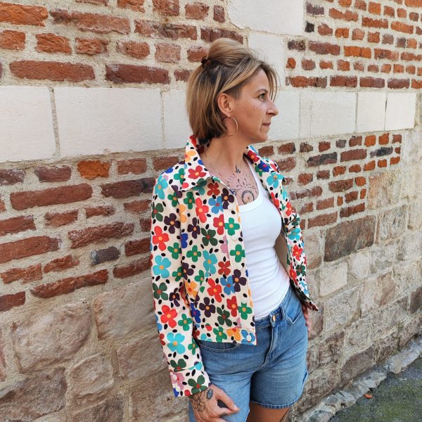 Veste fleurie rétro Hippocampe Blousons / Manteaux / Vestes Mademoiselle Hélène Veste fleurie rétro Hippocampe. Marque Hippocampe Fabrication française Imprimé floral multicolore Fermeture par boutons pressions Col chemise Poches sur le devant Coupe confortable et facile à porter Style rétro, vintage et bohème Disponible en 2 coloris Disponible du 36 au 44 Taille normalement Disponible en boutique Les Curiosités et sur la boutique en ligne Mademoiselle Hélène Livraison gratuite en France et en Belgique Retrait possible en boutique Les Curiosités à Arras Composition : 100% polyuréthane, doublure 100% polyester