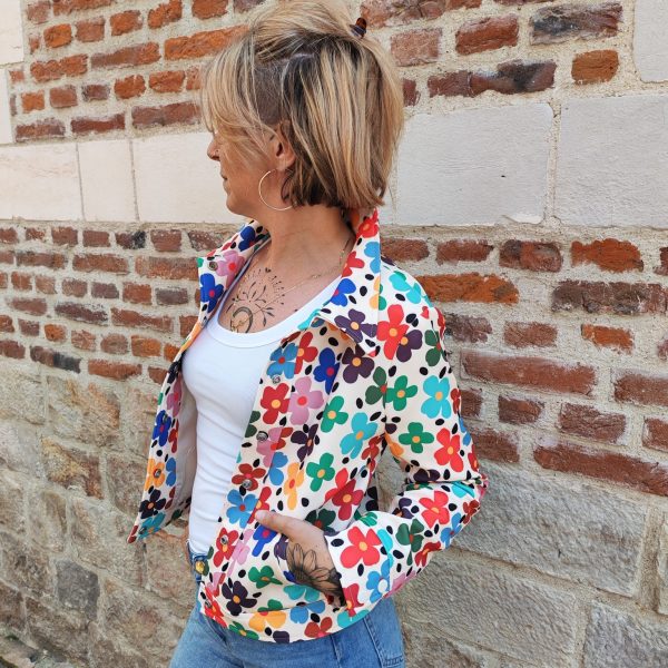 Veste fleurie rétro Hippocampe Blousons / Manteaux / Vestes Mademoiselle Hélène Veste fleurie rétro Hippocampe. Marque Hippocampe Fabrication française Imprimé floral multicolore Fermeture par boutons pressions Col chemise Poches sur le devant Coupe confortable et facile à porter Style rétro, vintage et bohème Disponible en 2 coloris Disponible du 36 au 44 Taille normalement Disponible en boutique Les Curiosités et sur la boutique en ligne Mademoiselle Hélène Livraison gratuite en France et en Belgique Retrait possible en boutique Les Curiosités à Arras Composition : 100% polyuréthane, doublure 100% polyester