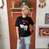 T-shirt graphique vintage Les hauts Mademoiselle Hélène T-shirt graphique vintage. T-shirt unisexe Marque : GRAFITEE Design français Imprimés graphiques et artistiques Coupe confortable Style bohème, rock et rétro Disponible en 3 coloris/graphiques Disponible du S au XL Taille normalement Disponible en boutique Les Curiosités et sur la boutique en ligne Mademoiselle Hélène Livraison gratuite en France et en Belgique Retrait possible en boutique Les Curiosités Composition 100% coton biologique
