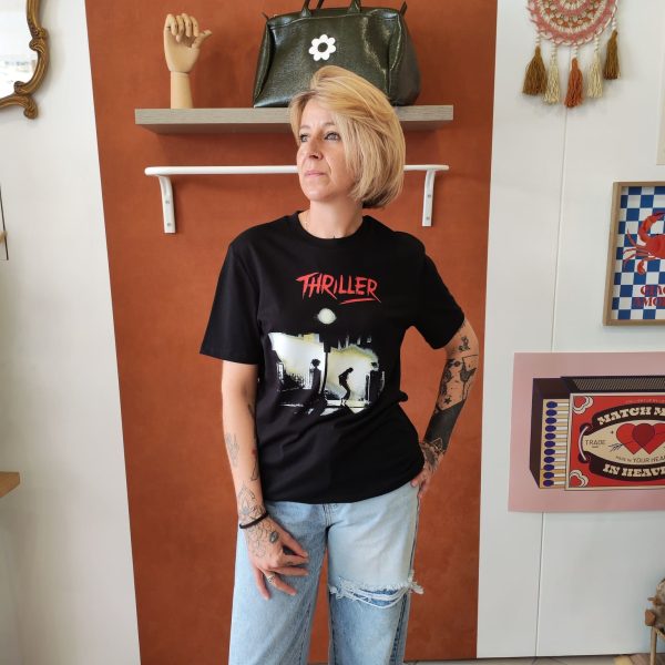 T-shirt graphique vintage Les hauts Mademoiselle Hélène T-shirt graphique vintage. T-shirt unisexe Marque : GRAFITEE Design français Imprimés graphiques et artistiques Coupe confortable Style bohème, rock et rétro Disponible en 3 coloris/graphiques Disponible du S au XL Taille normalement Disponible en boutique Les Curiosités et sur la boutique en ligne Mademoiselle Hélène Livraison gratuite en France et en Belgique Retrait possible en boutique Les Curiosités Composition 100% coton biologique