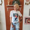 T-shirt graphique vintage Les hauts Mademoiselle Hélène T-shirt graphique vintage. T-shirt unisexe Marque : GRAFITEE Design français Imprimés graphiques et artistiques Coupe confortable Style bohème, rock et rétro Disponible en 3 coloris/graphiques Disponible du S au XL Taille normalement Disponible en boutique Les Curiosités et sur la boutique en ligne Mademoiselle Hélène Livraison gratuite en France et en Belgique Retrait possible en boutique Les Curiosités Composition 100% coton biologique