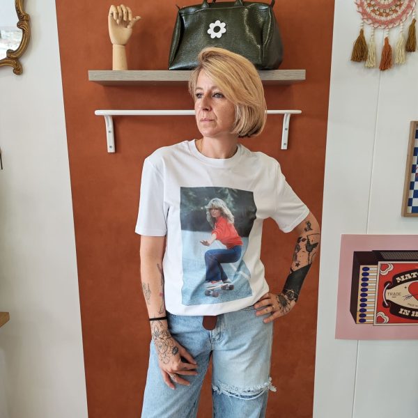 T-shirt graphique vintage Les hauts Mademoiselle Hélène T-shirt graphique vintage. T-shirt unisexe Marque : GRAFITEE Design français Imprimés graphiques et artistiques Coupe confortable Style bohème, rock et rétro Disponible en 3 coloris/graphiques Disponible du S au XL Taille normalement Disponible en boutique Les Curiosités et sur la boutique en ligne Mademoiselle Hélène Livraison gratuite en France et en Belgique Retrait possible en boutique Les Curiosités Composition 100% coton biologique