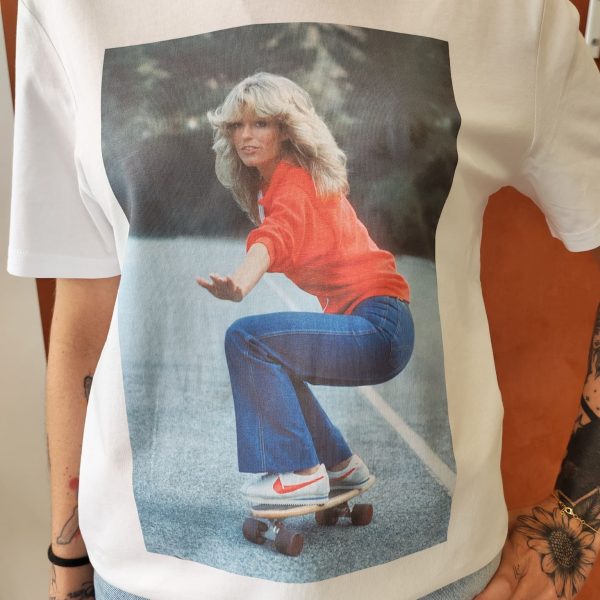 T-shirt graphique vintage Les hauts Mademoiselle Hélène T-shirt graphique vintage. T-shirt unisexe Marque : GRAFITEE Design français Imprimés graphiques et artistiques Coupe confortable Style bohème, rock et rétro Disponible en 3 coloris/graphiques Disponible du S au XL Taille normalement Disponible en boutique Les Curiosités et sur la boutique en ligne Mademoiselle Hélène Livraison gratuite en France et en Belgique Retrait possible en boutique Les Curiosités Composition 100% coton biologique