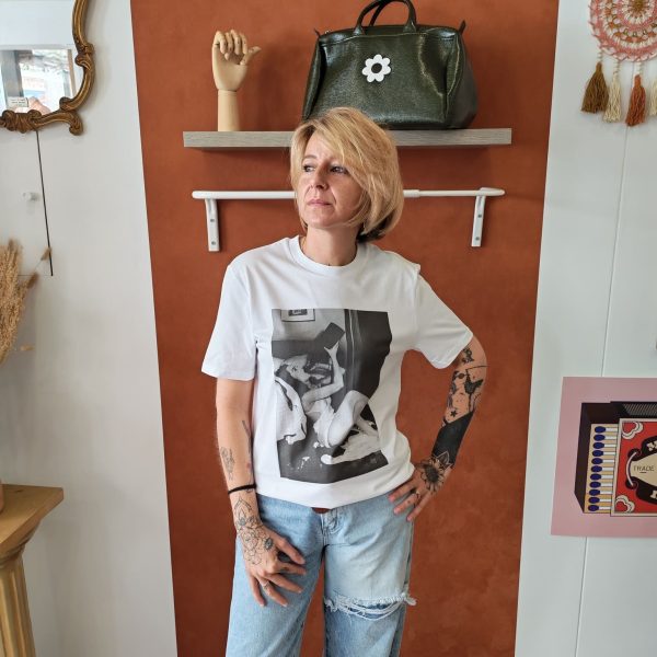 T-shirt graphique vintage Les hauts Mademoiselle Hélène T-shirt graphique vintage. T-shirt unisexe Marque : GRAFITEE Design français Imprimés graphiques et artistiques Coupe confortable Style bohème, rock et rétro Disponible en 3 coloris/graphiques Disponible du S au XL Taille normalement Disponible en boutique Les Curiosités et sur la boutique en ligne Mademoiselle Hélène Livraison gratuite en France et en Belgique Retrait possible en boutique Les Curiosités Composition 100% coton biologique